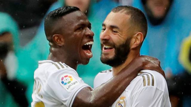 Benzema celebra un gol con Vinicius.