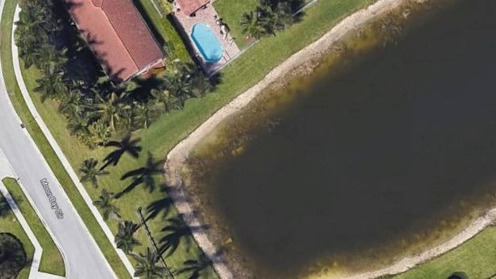 Gracias a Google Earth, un tasador inmobiliario y exresidente de Wellington, encontró en la esquina de un estanque, cerca de un conjunto de casas residenciales, un vehículo hundido y calcinado. Logrando resolver así un caso de desaparición que llevaba 22 años abierto.