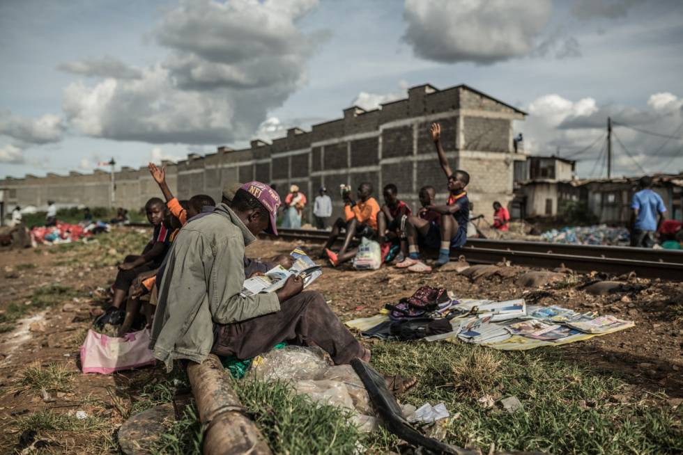 Kibera, el asentamiento informal más grande de África, está situado en Nairobi, capital de Kenia, y en él se estima que viven alrededor de un millón de personas en situación precaria y sin acceso a los servicios más básicos como agua, electricidad o saneamiento.