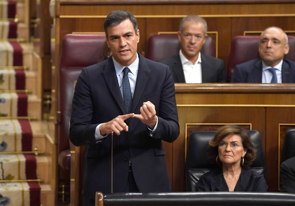 Pedro Sánchez, junto a Carmen Calvo, este miércoles en el Congreso.