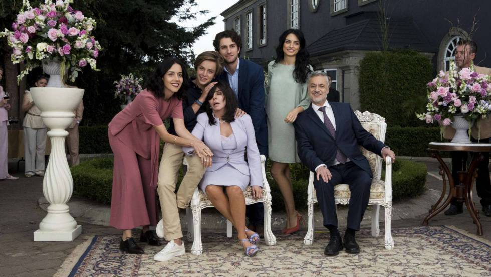 Un fotograma de la serie 'La casa de las flores', de Netflix, con la actriz Verónica Castro sentada en medio.