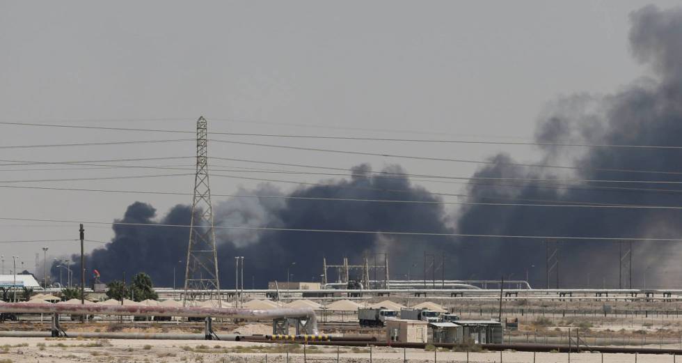 Cortinas de humo procedente del fuego en la refinería de Aramco, al este de la ciudad de Abqaiq, en Arabia Saudí, el pasado sábado.