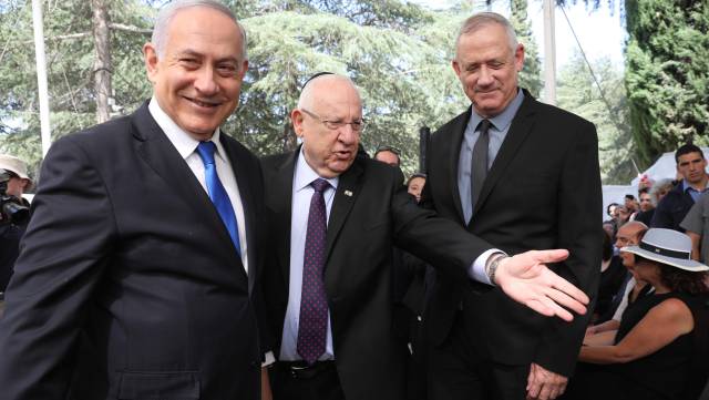 Netanyahu con Rivlin y Gantz este jueves.