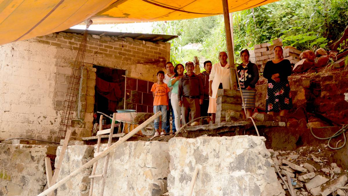 La familia Vergara mira desde los restos de su casa devastada por el terremoto.