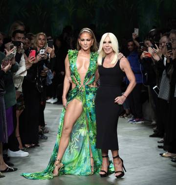 Jennifer López y Donatella Versace, rodeadas de cámaras, al final de su desfile de Primavera  Verano 2020 en Milán.