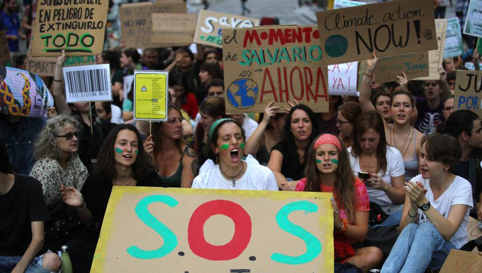 Jóvenes activistas de 'Fridays for future' participan en la huelga por el cambio climático en Madrid. 