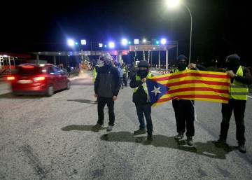 Catalan campaigners dismantle toll booths to let drivers through for free