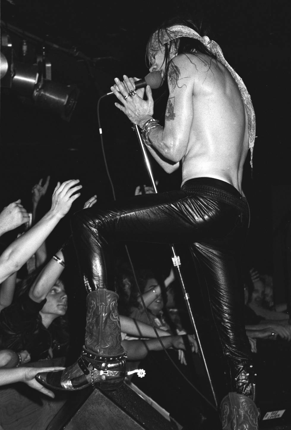 Axl Rose durante un concierto de Guns N'Roses en el Sundance de Nueva York. Fue en octubre de 1987, tres meses después de la edición de 'Appetite for destruction'.