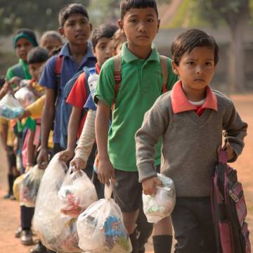 Las familias pagan la escuela con los residuos de plástico