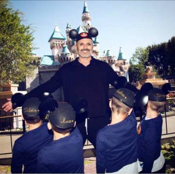 Bosé con sus cuatro hijos en Disneylandia en una fotografía que publicó en 2017 en su cuenta de Instagram.