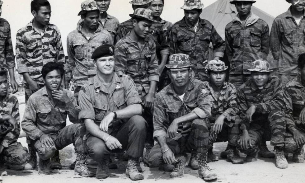 En sus memorias, el general Westmoreland definía a Gritz como “el verdadero soldado americano”. Esta imagen de Gritz rodeado de sus pupilos laosianos fue la que pidió Coppola para trucar con la cabeza de Marlon Brando y aprovecharla para 'Apocalypse now'. El ejército americano se negó.