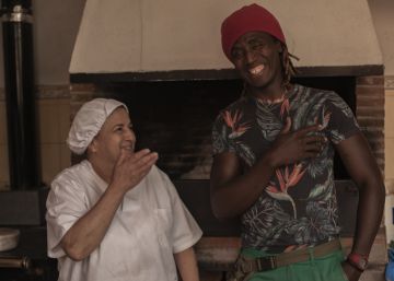 Un curso de reparación de móviles con familia incluida