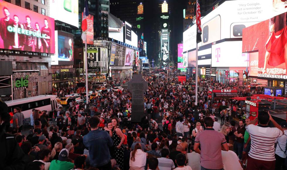 Cientos de personas recorren Times Square en Nueva York el pasado 21 de septiembre en busca de recuerdos, fotografías y entradas para espectáculos. 