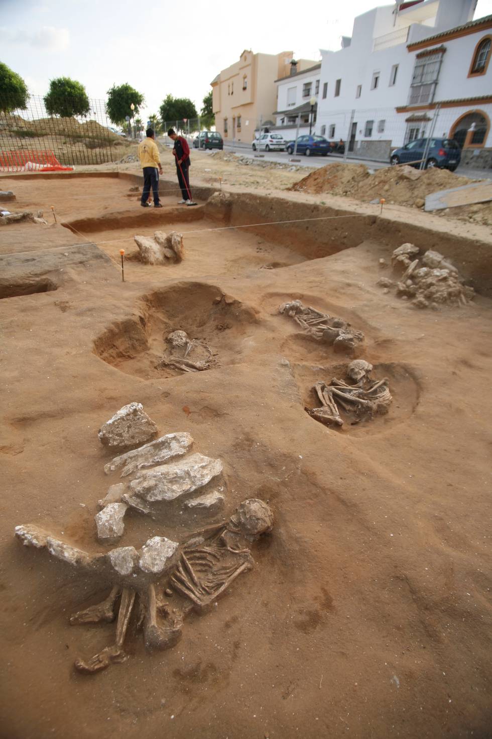 Varias de las tumbas halladas en la necrópolis neolítica de San Fernando (Cádiz).