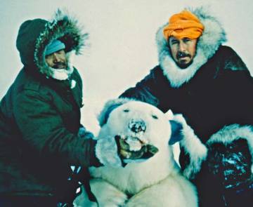 Marcial Gómez Sequeira (derecha) posa con un oso polar cazado en Canadá.