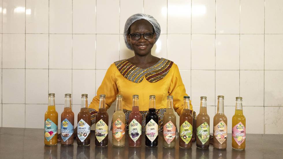 La emprendedora Esther Dienderé con sus productos.