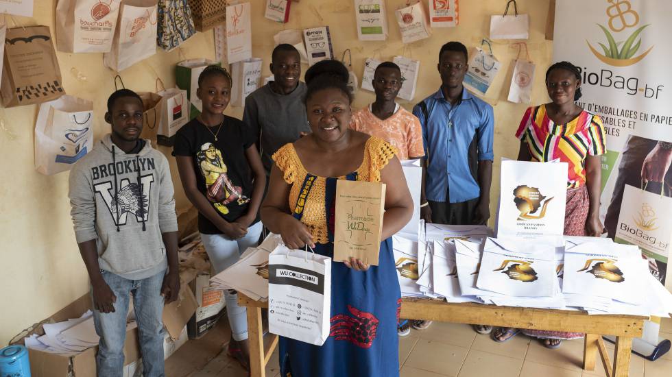 La emprendedora Aisha Traoré y parte de su equipo de producción de las bolsas de papel y tela BioBag. 
