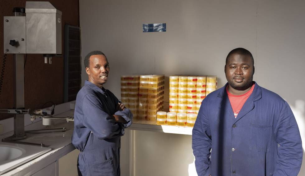 Dos trabajadores de la empresa de pomadas antimosquito Maïa delante de un stock de este producto en una nave de Uagadugú.