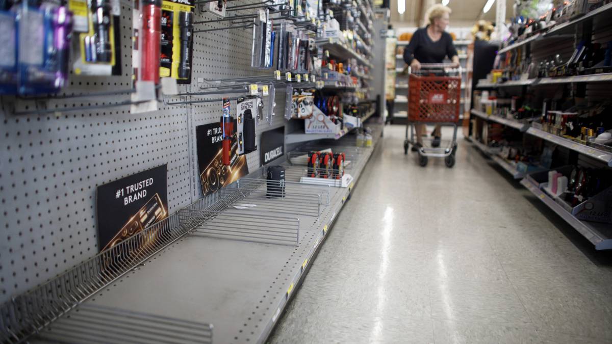 La sección de linternas de una ferretería.