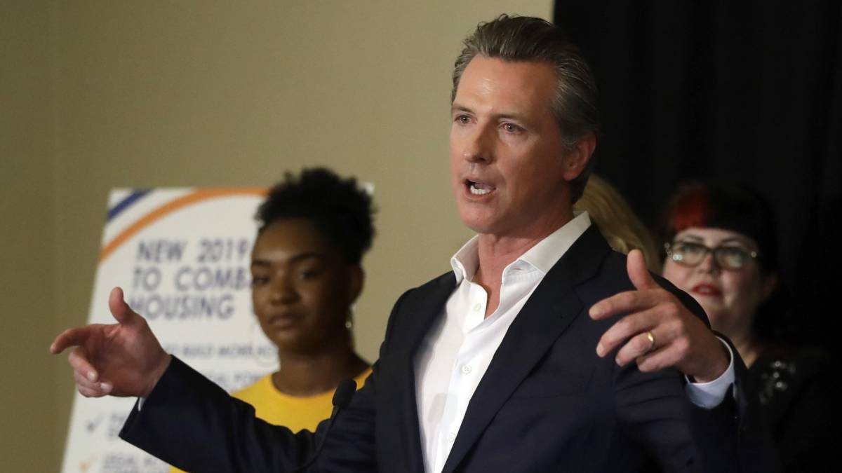 Gavin Newsom, durante la firma de la ley en Oakland.