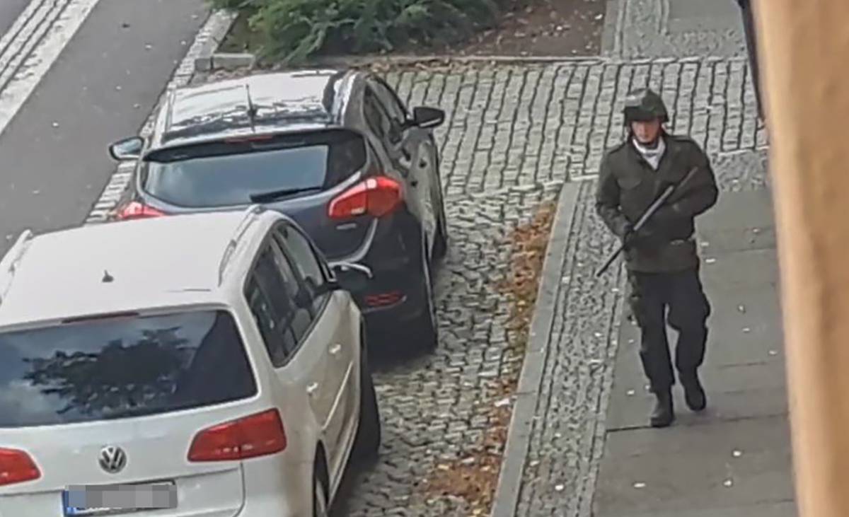 El terrorista, durante el tiroteo.