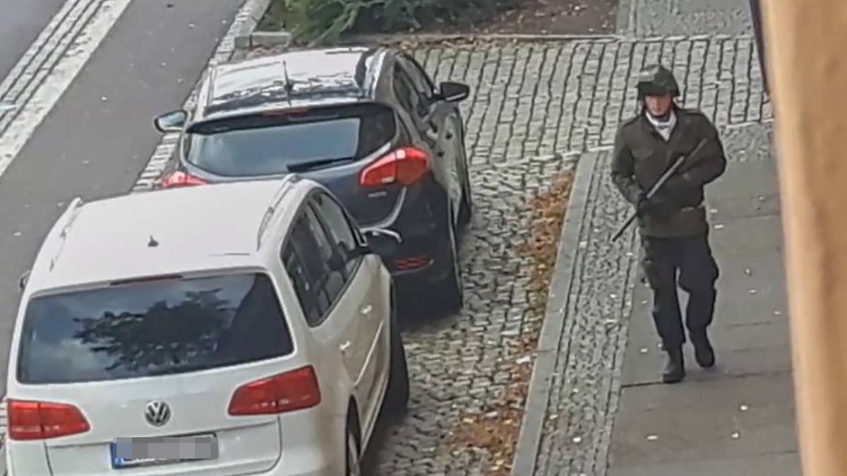 El terrorista, durante el atentado.