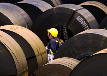 Un trabajador entre bobinas de acero en la planta siderúrgica ArcellorMittal, en Sestao (Bizkaia).