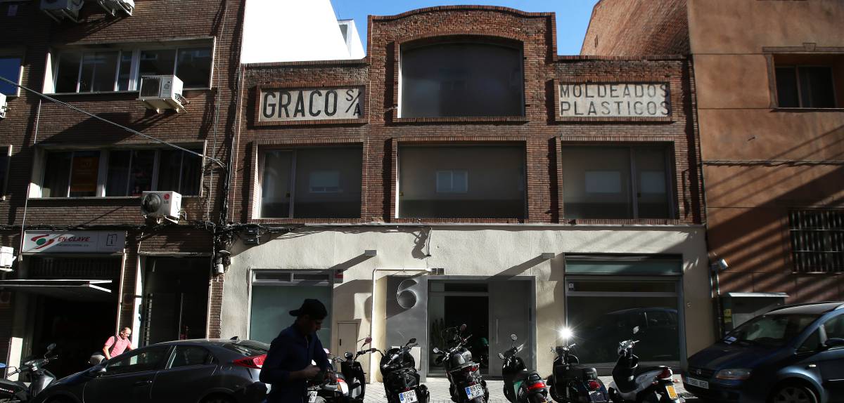 Fachada del número 6 de la calle Pedro Heredia, una antigua fábrica convertida en 'lofts'.