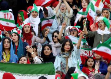 Las iraníes celebran su primera entrada libre a un partido de fútbol