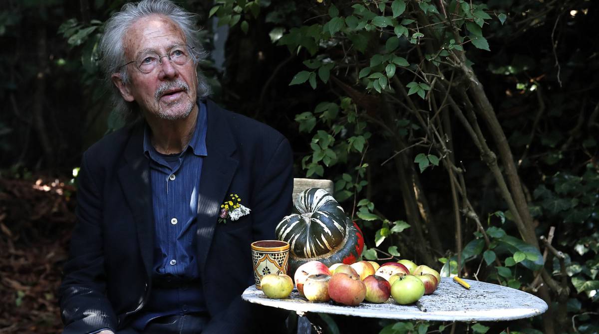 El escritor Peter Handke, en el jardín de su casa de Chaville.
