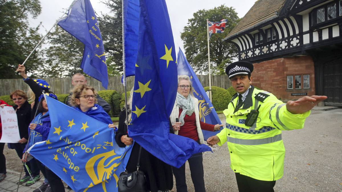 Manifestantes este jueves ante la residencia de Wirral.