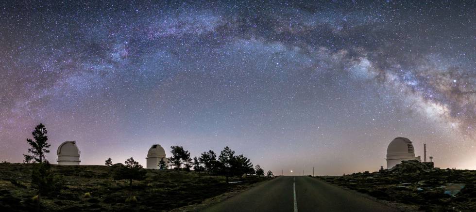 Panorámica nocturna de tres de los telescopios de Calar Alto.