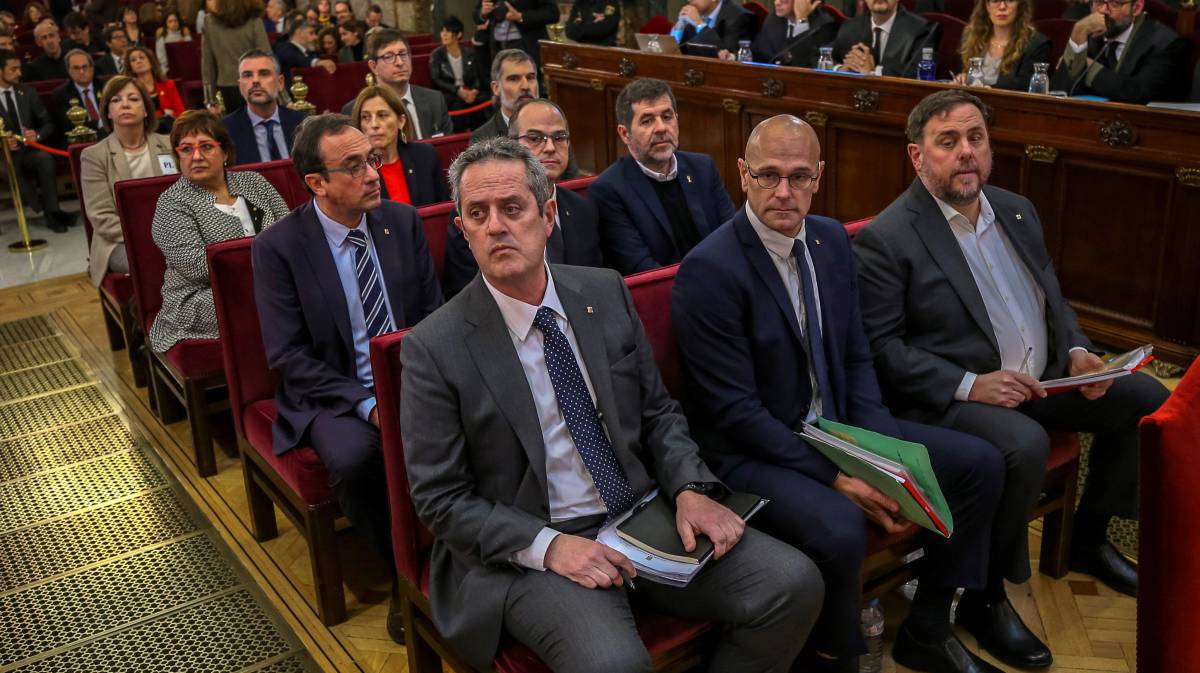 Los 12 líderes independentistas acusados, en el banquillo.