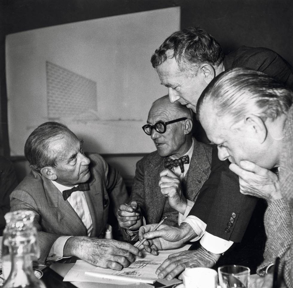 De izquierda a derecha, Walter Gropius, Le Corbusier, Marcel Breuer y Sven Markelius discuten en el edificio de la Unesco en París.