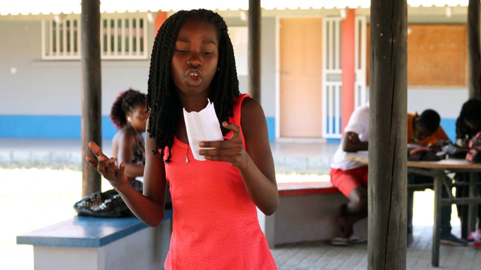 Una de las jóvenes estudiantes de la oficina literaria de Beira, durante el ensayo.