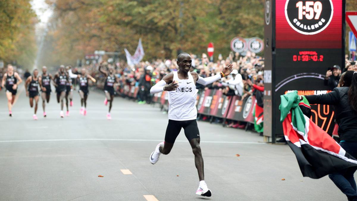 Kipchoge acude a abrazar a su familia.