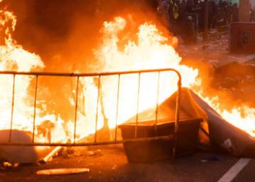 El fuego y las barricadas vuelven a las calles