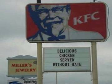 Esto es lo que se llama sentido de la oportunidad: cada vez que Chic-fil-A se ve afectada por la controversia, en algunos KFC de Estados Unidos se cuelgan carteles como estos: 