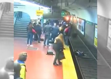 El rescate de una mujer de las vías del metro de Buenos Aires
