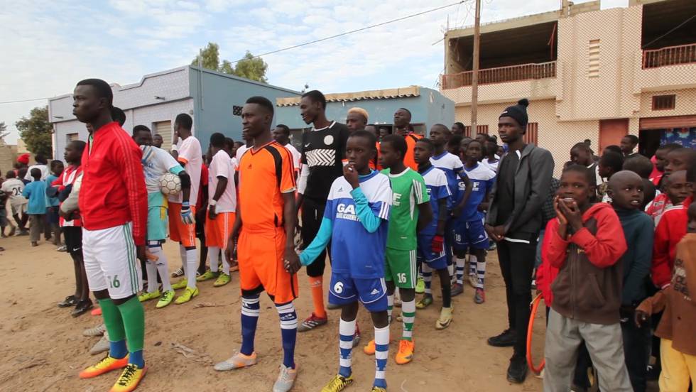 “Este soy yo: Amadou en el trabajo y Messi en el campo de fútbol”