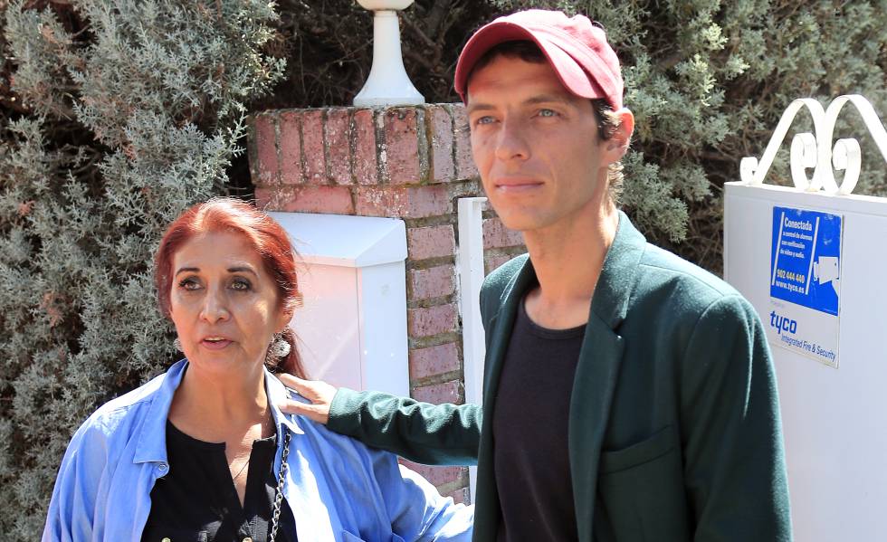 Camilo Michel Blanes y su su madre Lourdes Ornelas, el pasado septiembre en Torrelodones (Madrid).