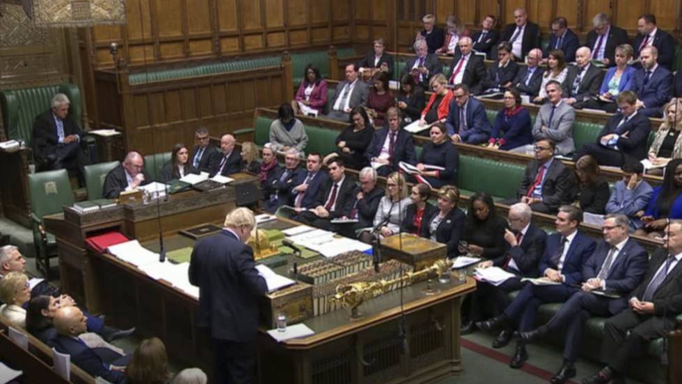 Boris Johnson, de espaldas, habla este martes en el Parlamento británico. 