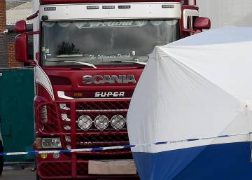 El hallazgo de 39 cadáveres en un camión sacude al Reino Unido