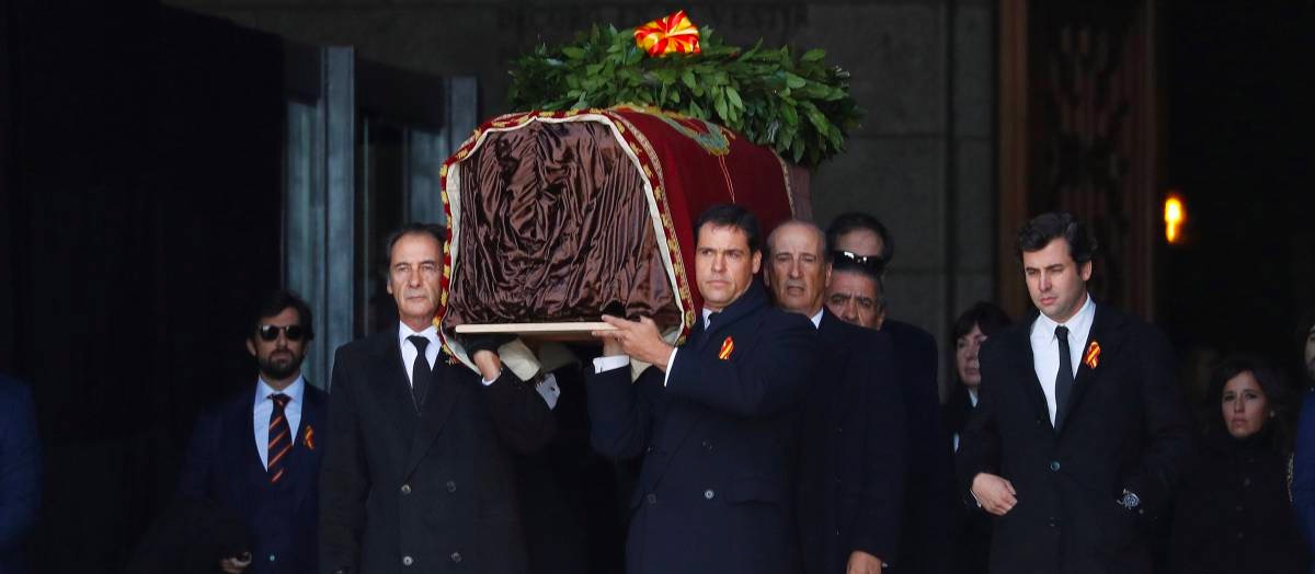 Cristóbal Martínez-Bordiú, Luis Alfonso de Borbón, Francis Franco, Jaime Martínez-Bordiú y otros familiares sostienen el féretro del dictador.