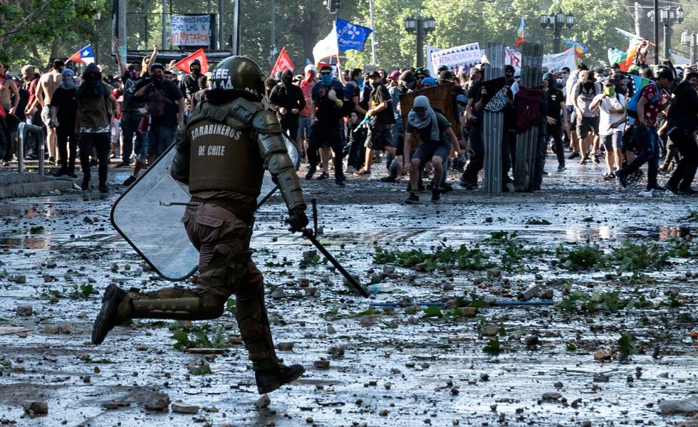 Enfrentamientos entre policía y manifestantes este 24 de octubre en Santiago de Chile. 