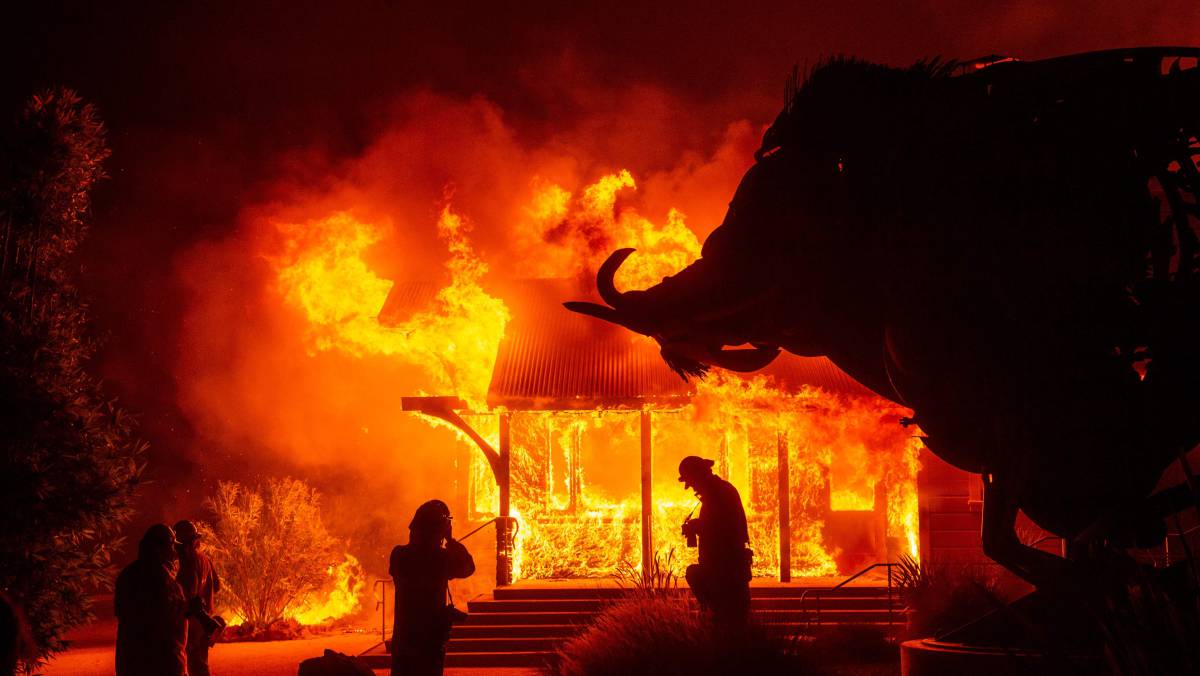 Una bodega arde durante un incendio en California.