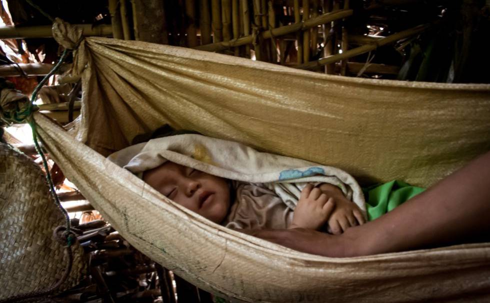 La cuna de Pastora, de seis meses, es un saco atado en una esquina de la vivienda de sus padres, un joven matrimonio que sueña con cambiar las paredes de paja por unas de chapa, pero solo puede pensar en qué comerán cada día.