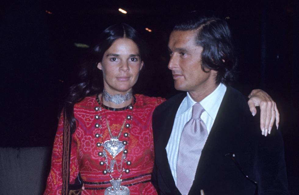 Ali MacGraw y Bob Evans saliendo de una fiesta en Nueva York en 1970.