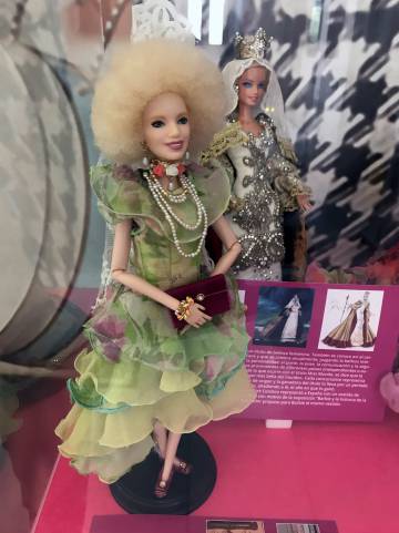 Una barbie homenaje a Cayetana Fitz-James Stuart y Silva, la duquesa de Alba, se expone en el edificio de La Casa de las Sirenas de Sevilla.