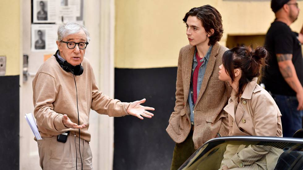 Woody Allen charla con Timothée Chalamet y Selena Gomez en el rodaje de 'Día de lluvia en Nueva York', en septiembre de 2017.rn 